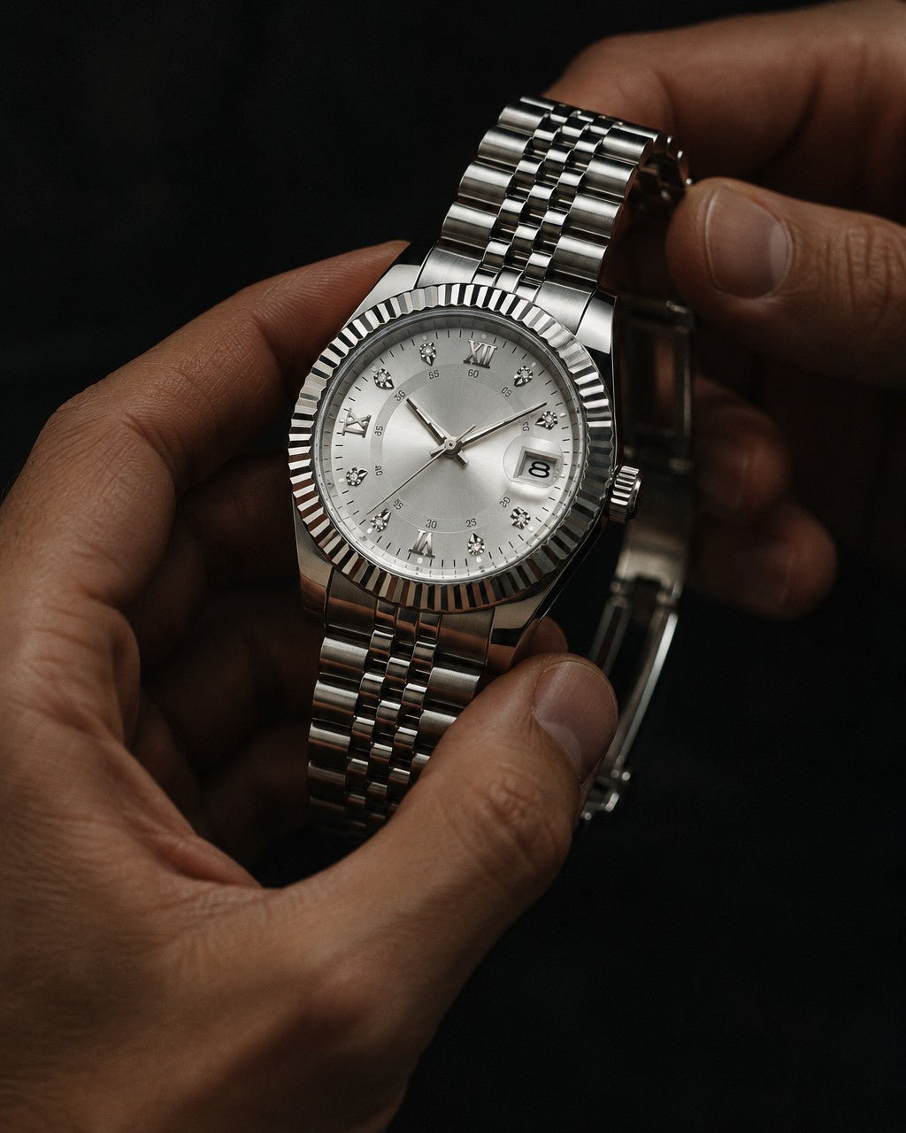 Hands adjusting the steel bracelet of a Norentime Argent watch